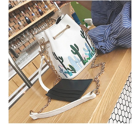 Handbags - 🖤 HP 🖤 White Cactus Print Bucket Bag